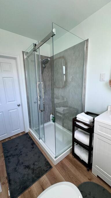 Near The Falls Two Bedroom - 5 Min Walk To Clifton شلالات نياغارا المظهر الخارجي الصورة